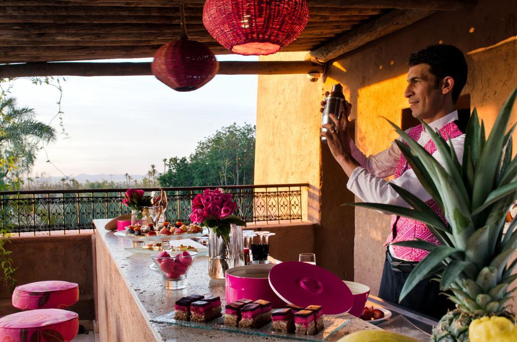 Tigmiza Boutique Hotel & Spa Ouled Jelal Dış mekan fotoğraf A bartender at work