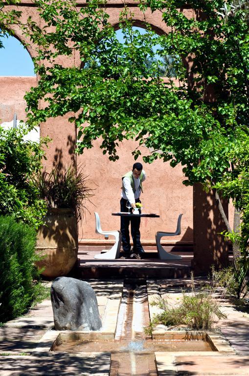 Tigmiza Boutique Hotel & Spa Ouled Jelal Dış mekan fotoğraf A student studying in the courtyard of the library
